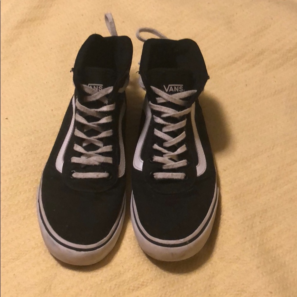 High top vans in black price is negotiable🔆😊